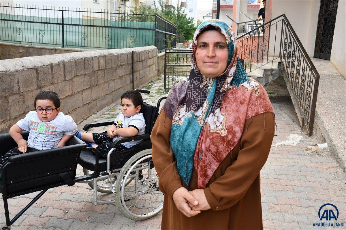 Sivas'ta cam kemik hastası ikizlere tekerlekli sandalye üretildi