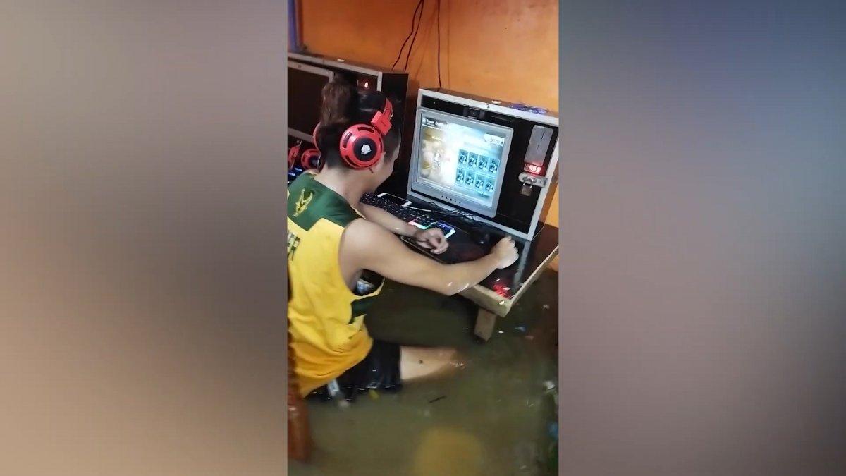 Filipinler'de suyun bastığı internet kafedekilerin rahatlığı böyle görüntülendi