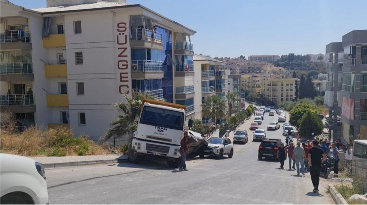 Aydın'da freni patlayan kamyon 2 araca çarptı