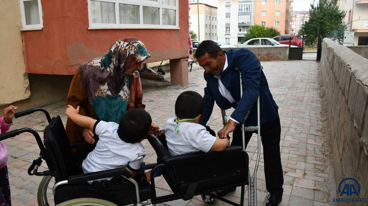 Sivas'ta cam kemik hastası ikizlere tekerlekli sandalye üretildi