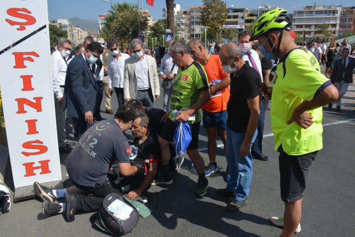 Aydın'da fenalaşan koşucu yarışmayı emekleyerek kazandı