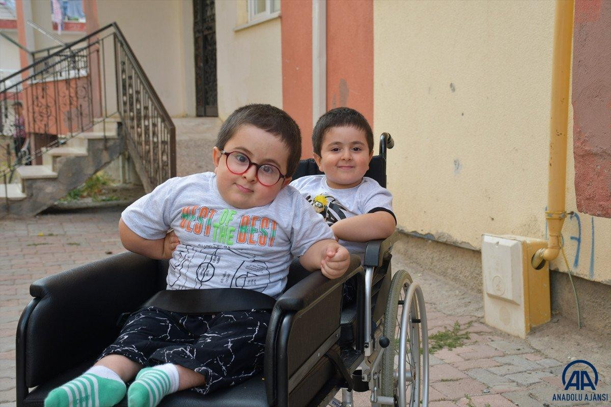 Sivas'ta cam kemik hastası ikizlere tekerlekli sandalye üretildi