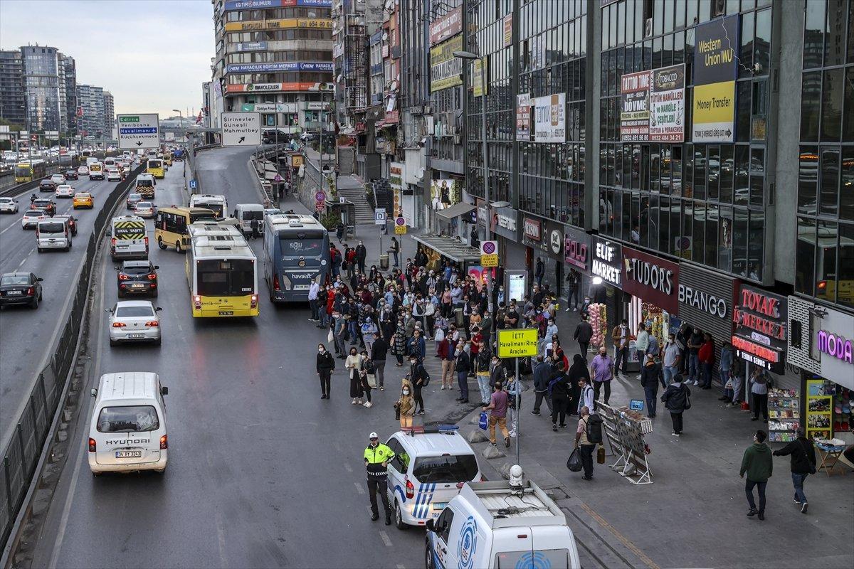 İstanbul'da sabah saatlerinde trafik yoğunluğu yaşanmaya devam ediyor