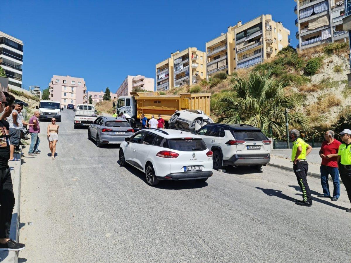 Aydın'da freni patlayan kamyon 2 araca çarptı