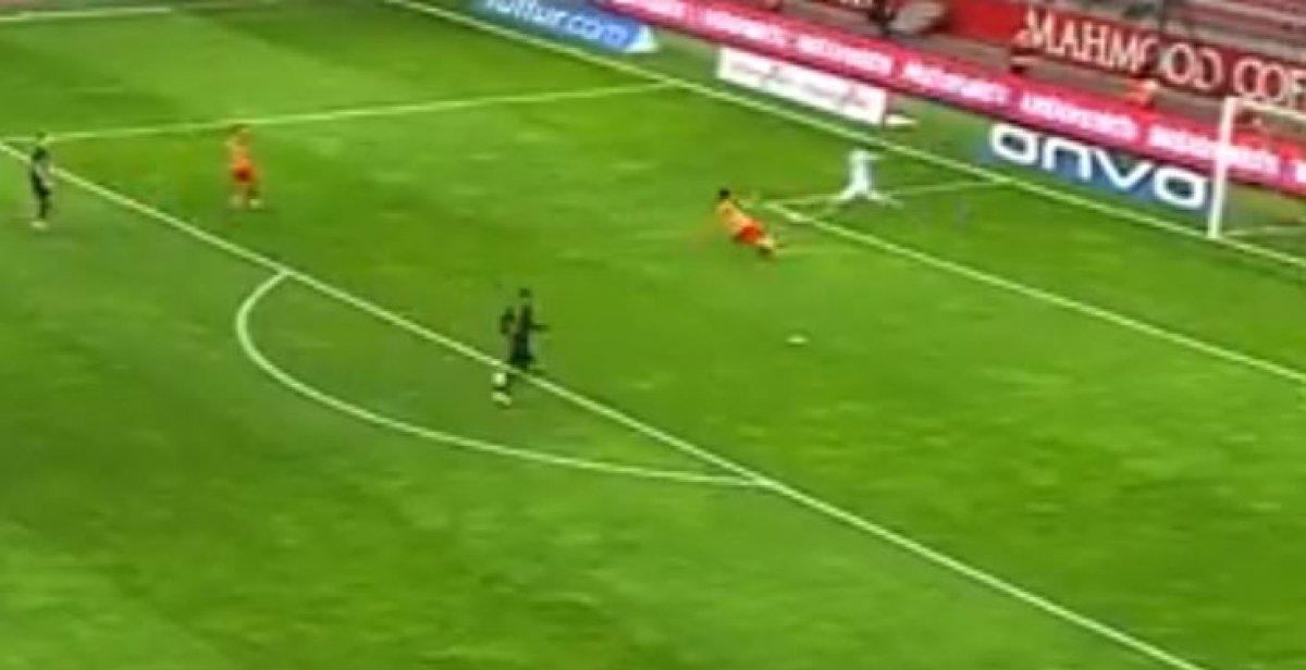 Fernando Muslera'dan riskli çalım