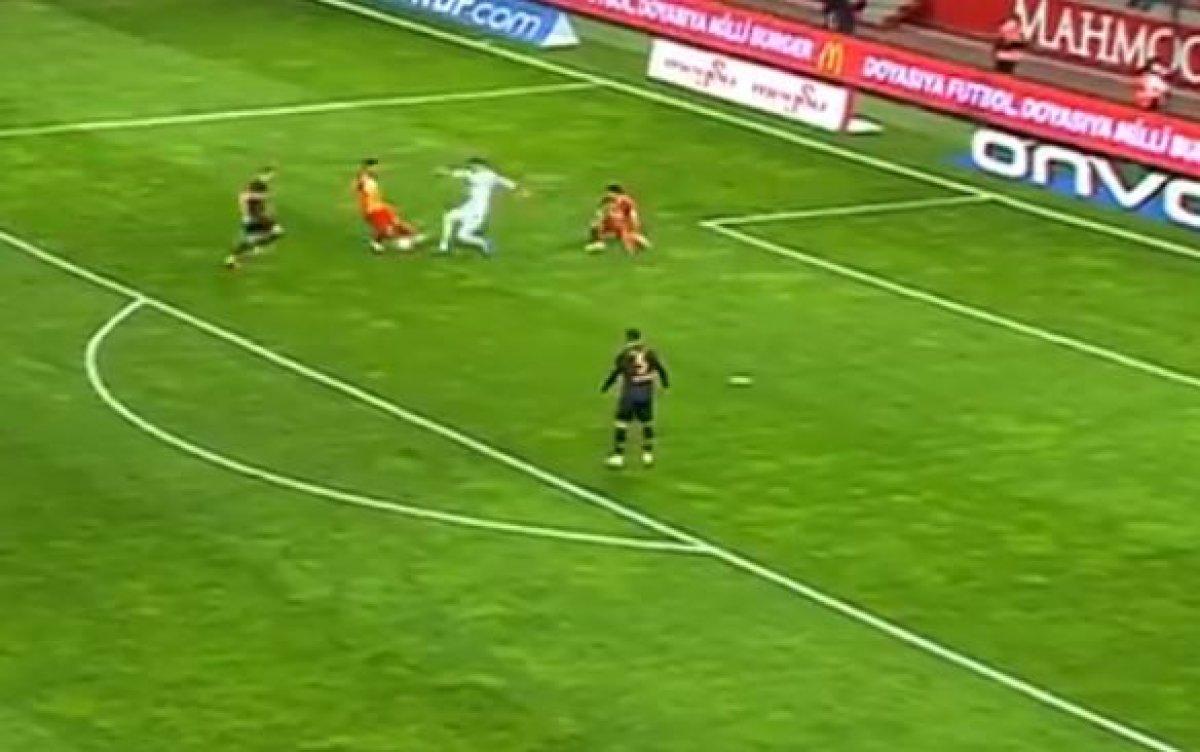 Fernando Muslera'dan riskli çalım