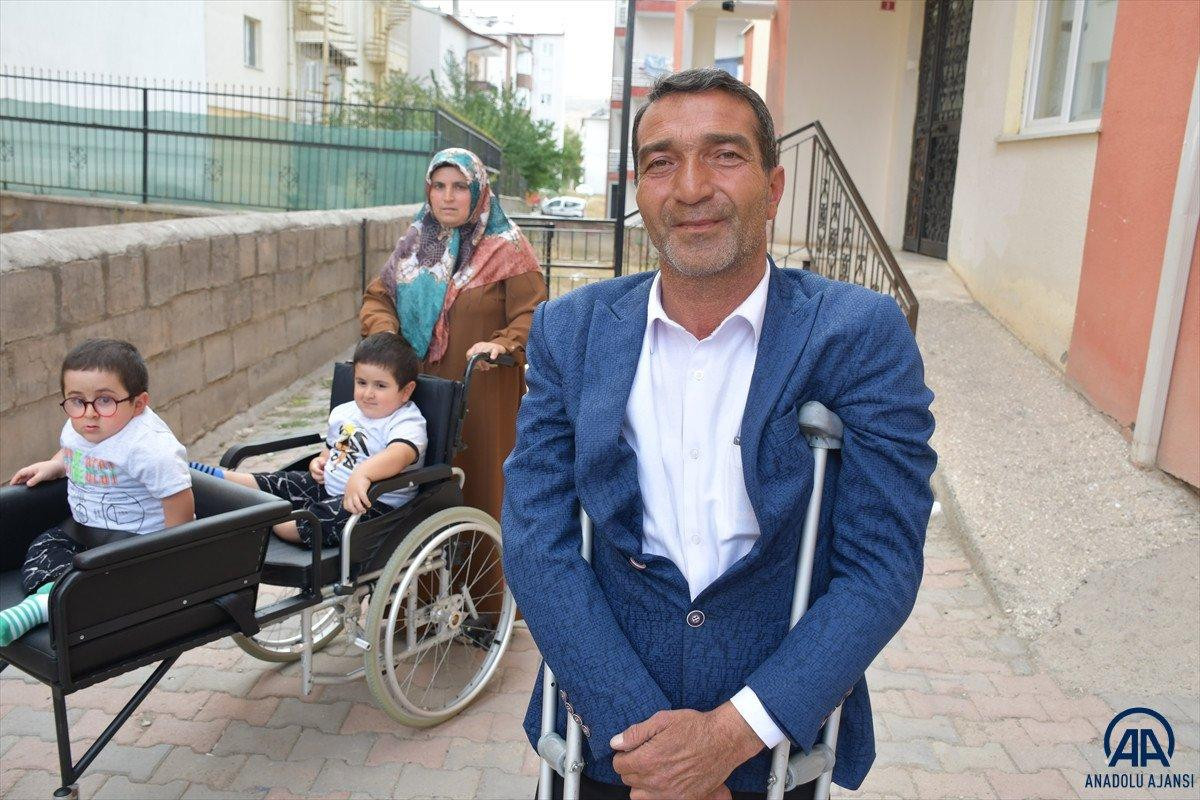 Sivas'ta cam kemik hastası ikizlere tekerlekli sandalye üretildi