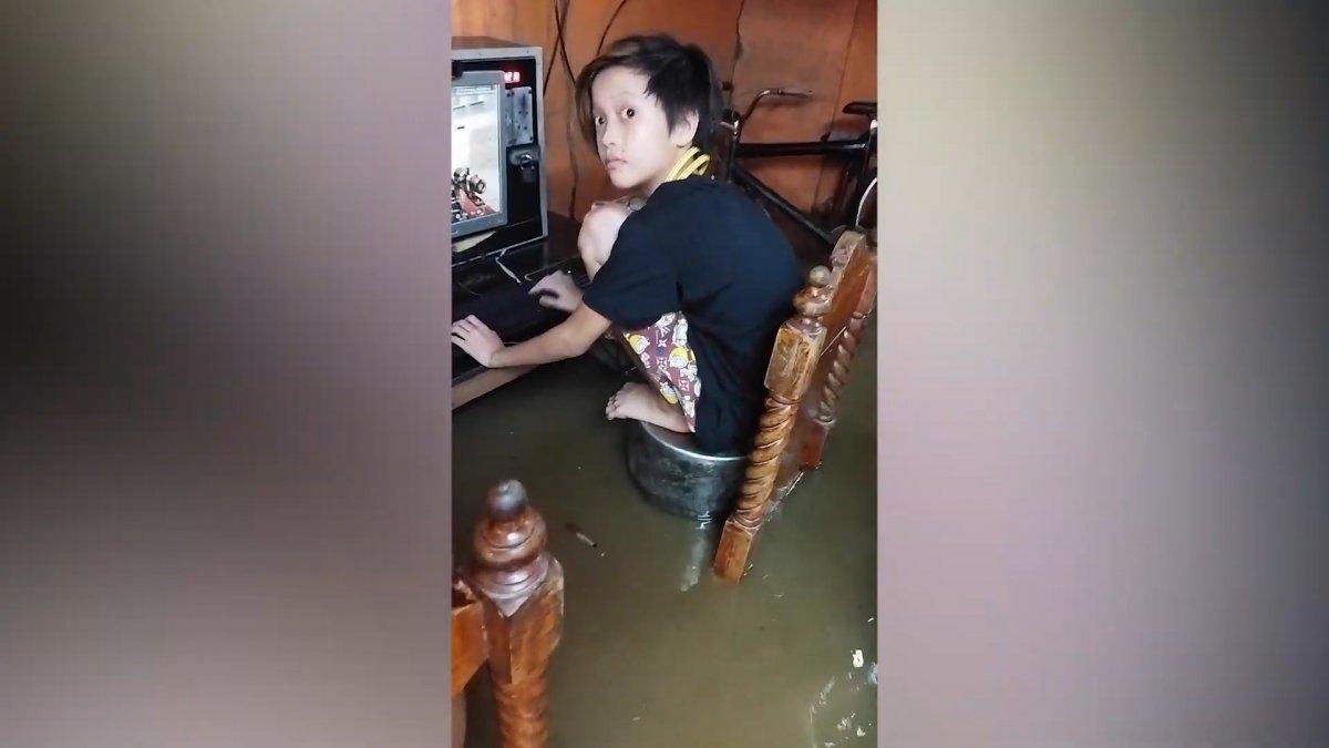 Filipinler'de suyun bastığı internet kafedekilerin rahatlığı böyle görüntülendi