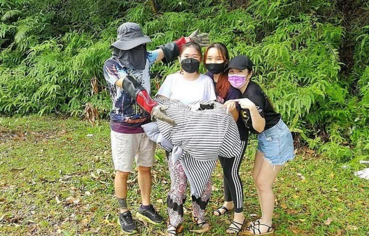 Malezya'da yavru köpek, maymun tarafından rehin alındı