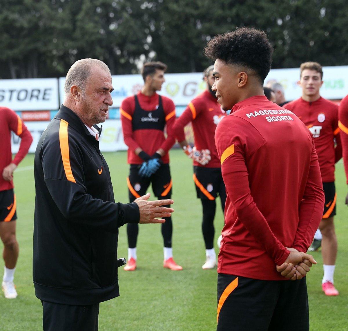 Terim'den genç oyunculara destek