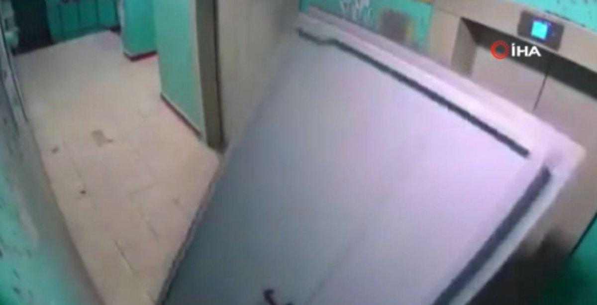 Rusya’da duvara dikili kapıyı açmaya çalıştı, ölümden döndü