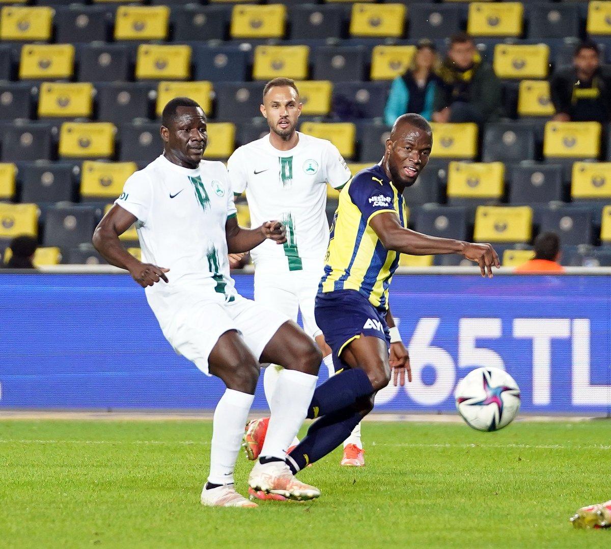 Fenerbahçe, Giresunspor'u 2 golle geçti