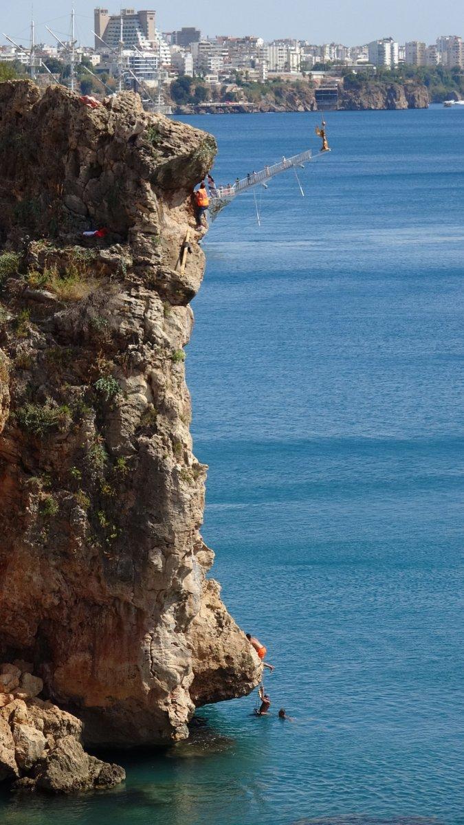 Antalya'da Atatürk posterini falezlere asmak isterken zor anlar yaşadı