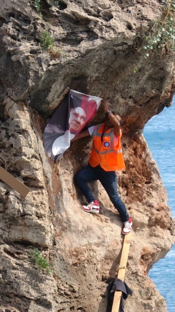 Antalya'da Atatürk posterini falezlere asmak isterken zor anlar yaşadı