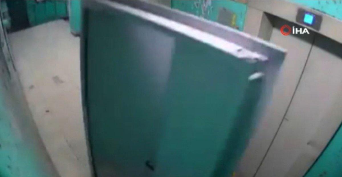 Rusya’da duvara dikili kapıyı açmaya çalıştı, ölümden döndü