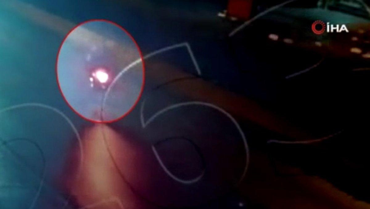 İzmir'de kaçmaya çalışan şüpheliyi polis elleriyle durdurdu