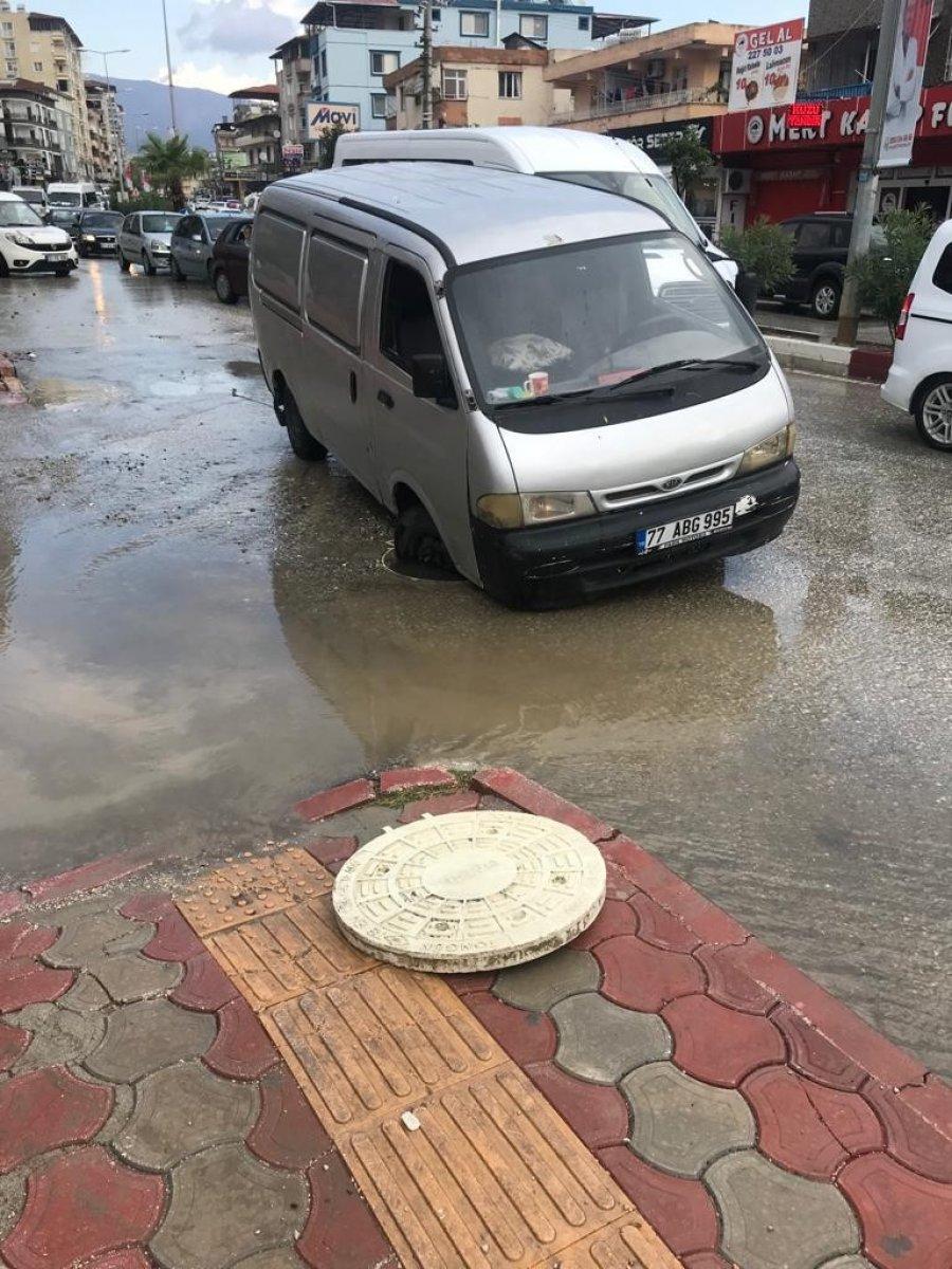 Hatay’da şiddetli sağanak sonucu yollar göle döndü