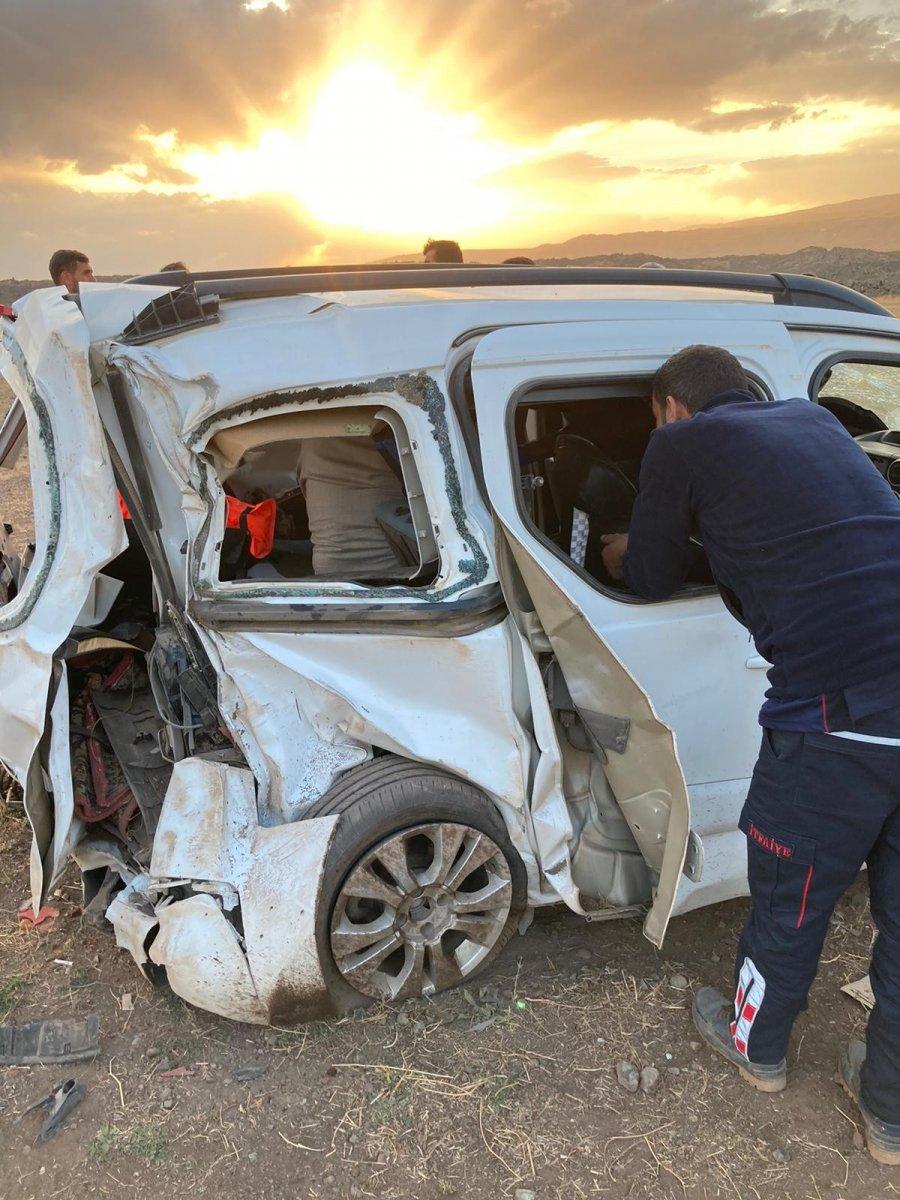 Van'da otomobil tarlaya uçtu: 1 ölü, 3 yaralı