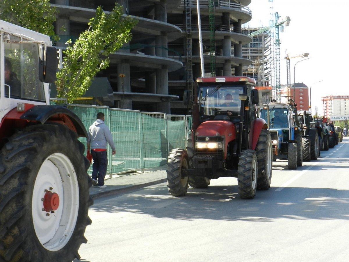 Kosova’da çiftçiler traktörleri ile yollara çıkarak hükümeti protesto etti