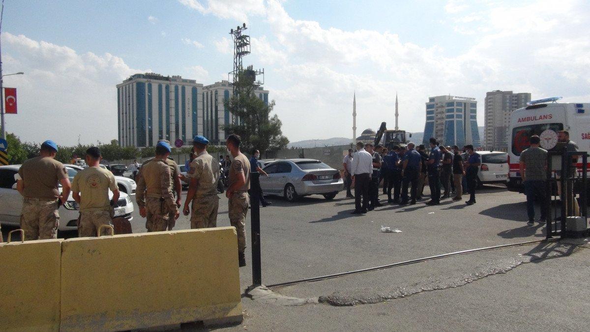 Şanlıurfa’da duruşmadan çıkan taraflar, adliye önünde kavga etti
