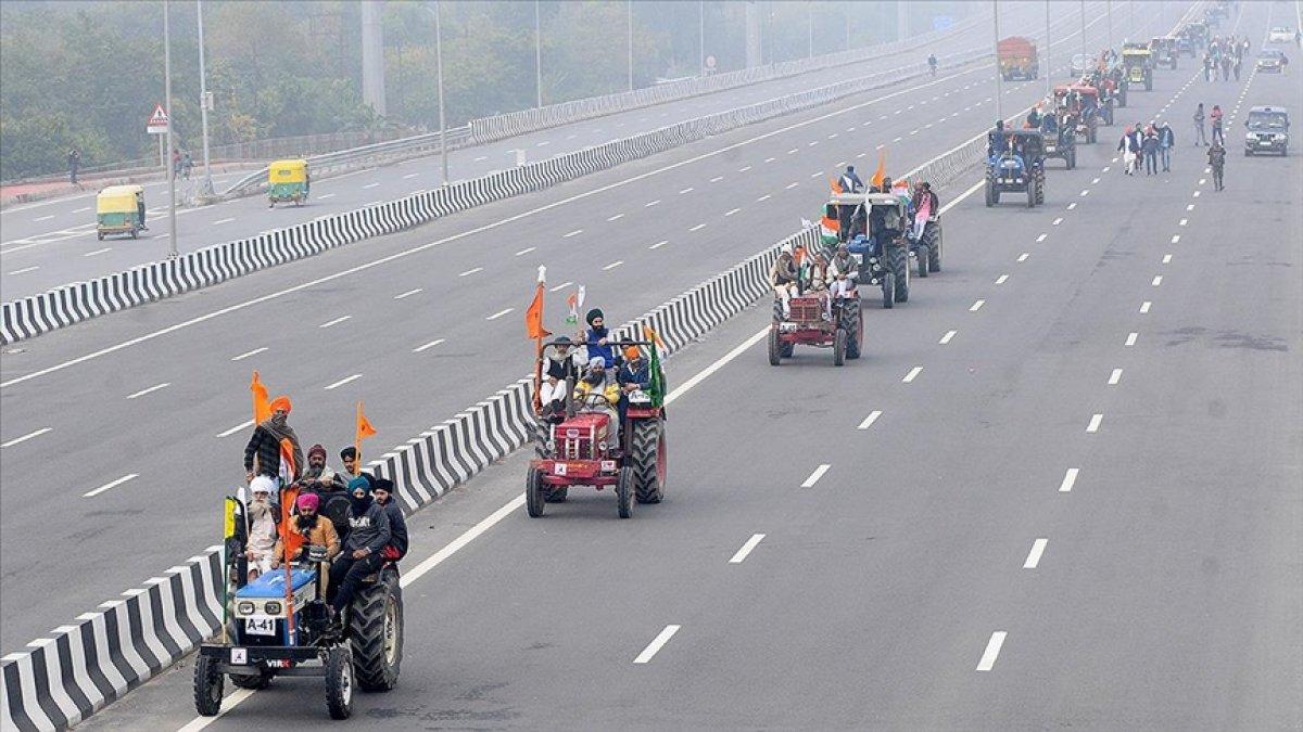 Hindistan'da çiftçiler, tarım reformunu protesto etti