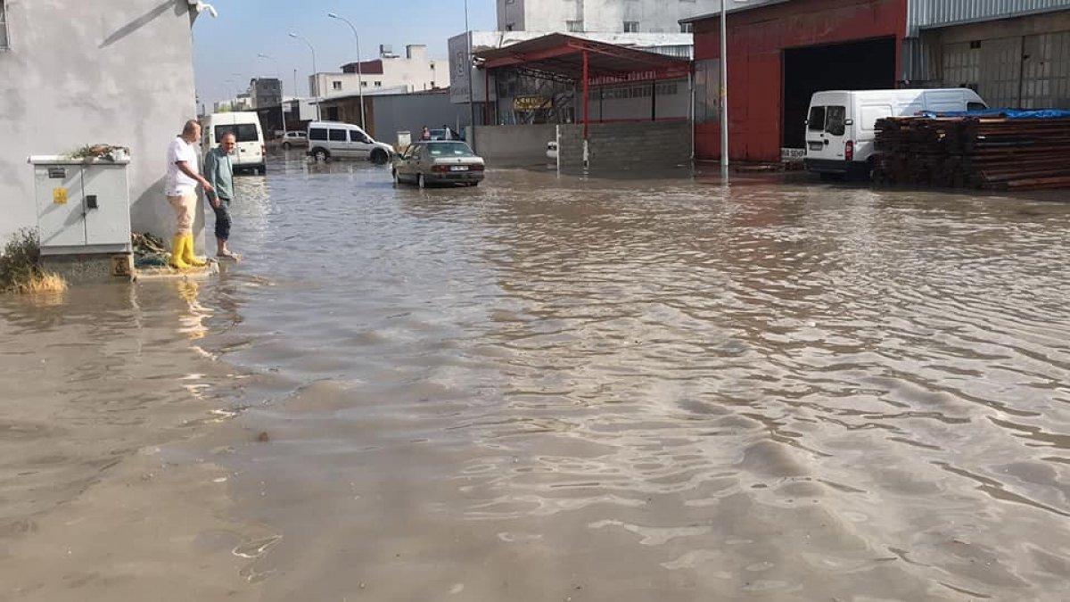 Hatay’da şiddetli sağanak sonucu yollar göle döndü