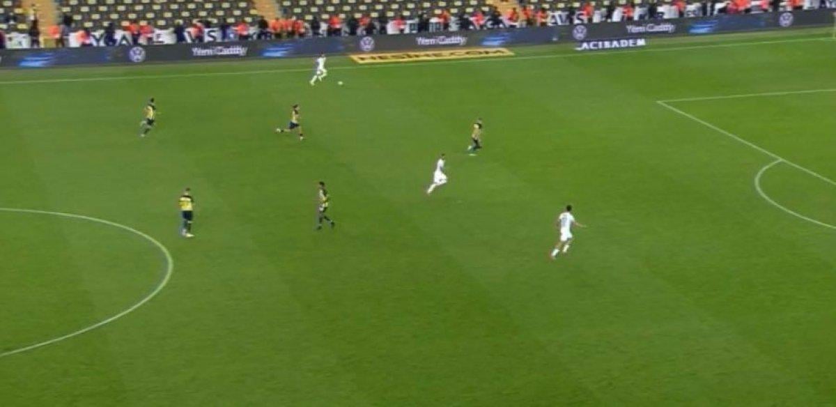 Cüneyt Çakır'ın maçı bitirme anı tepki topladı