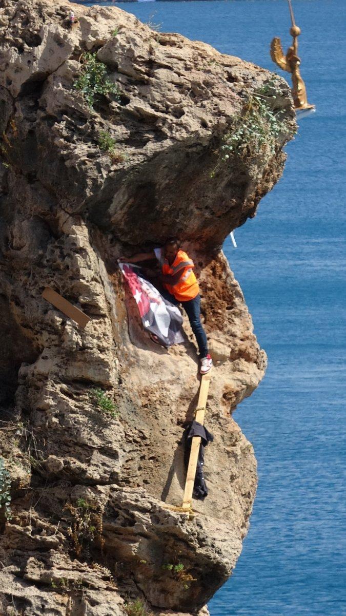 Antalya'da Atatürk posterini falezlere asmak isterken zor anlar yaşadı