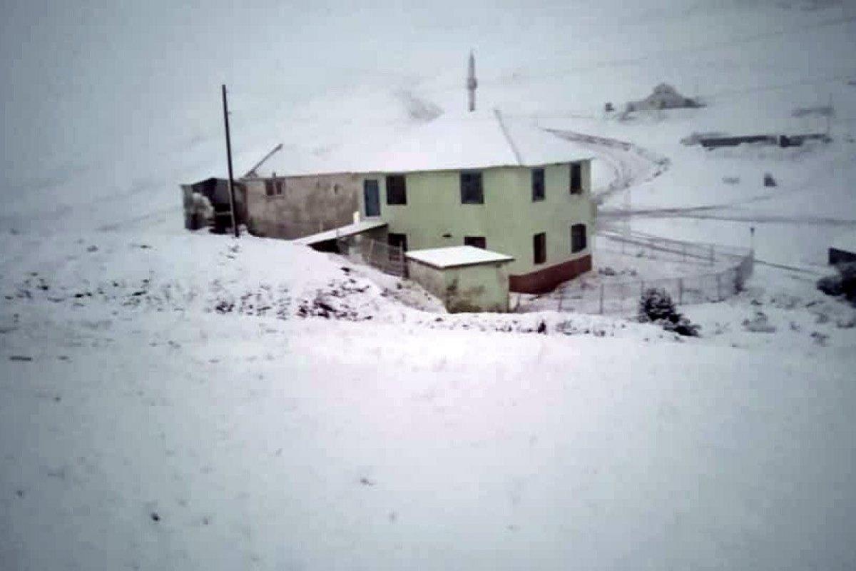 Gümüşhane'nin yüksek tepeleri beyaza büründü