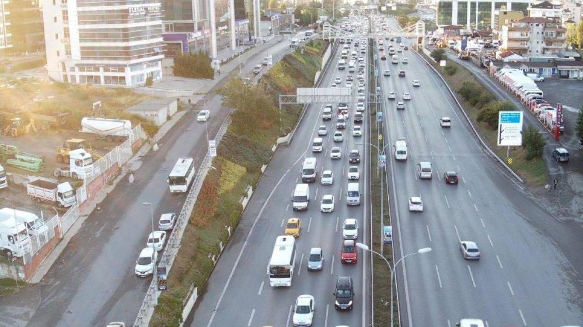 İstanbul’da trafik haftanın son iş gününde de etkili oldu