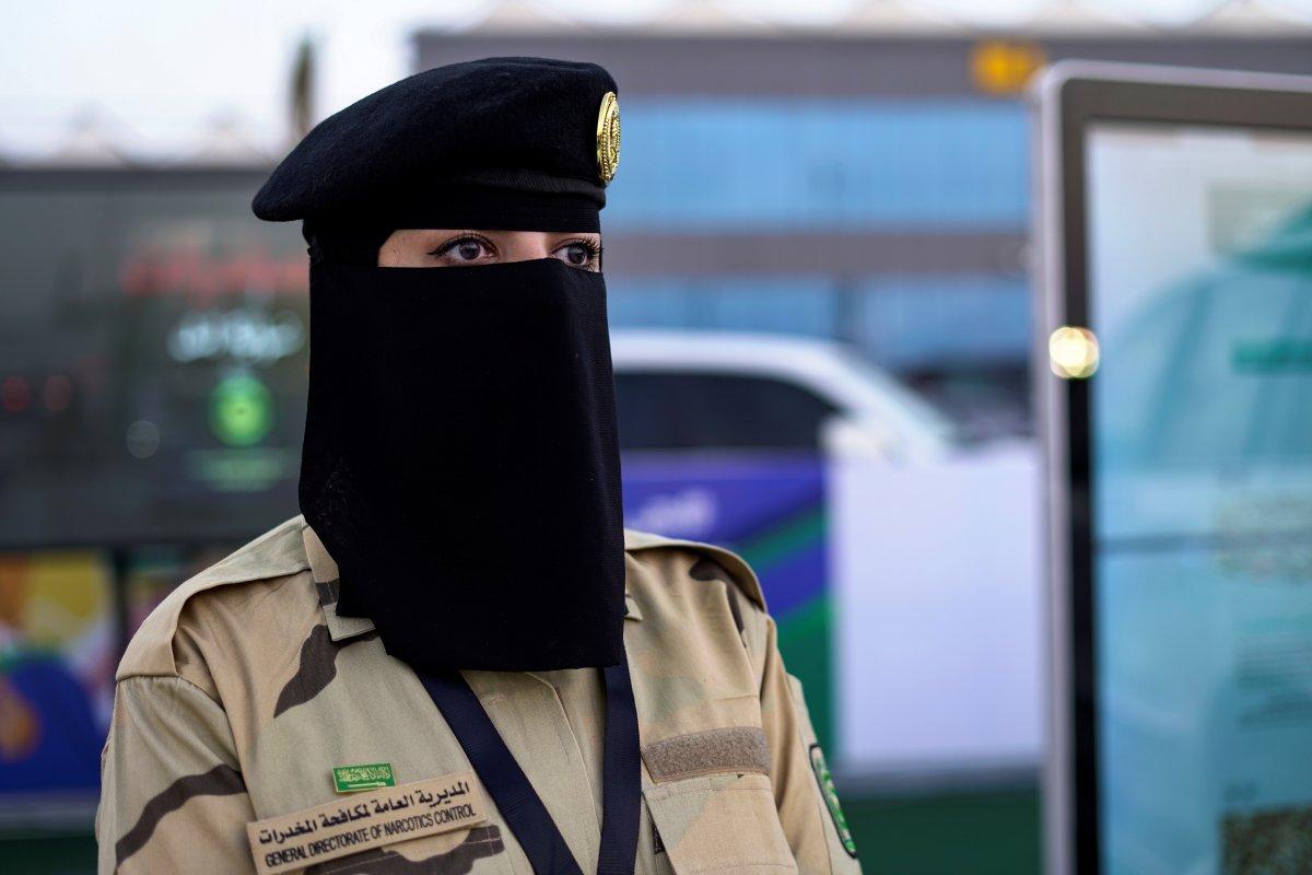 Suudi Arabistan'da kadın askerler geçit törenine katıldı