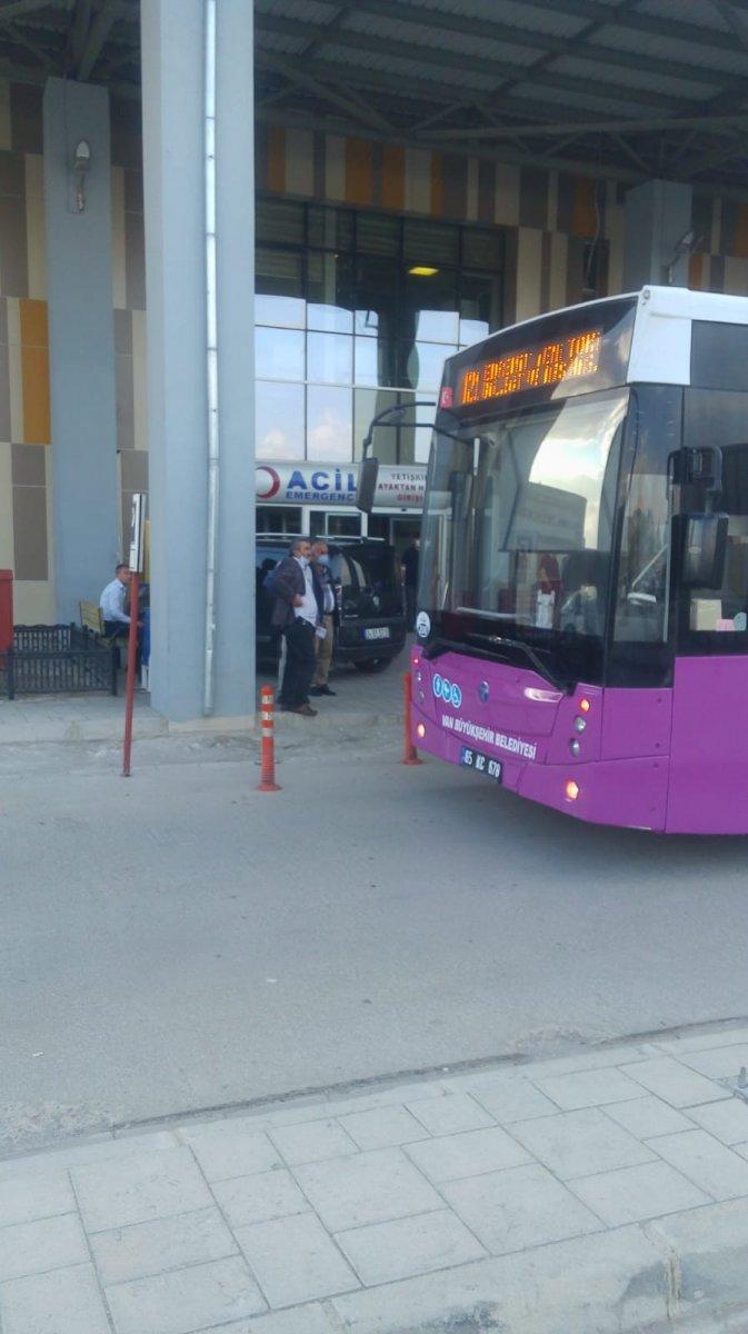 Van’da otobüs şoförü, fenalaşan yolcuyu hastaneye yetiştirdi
