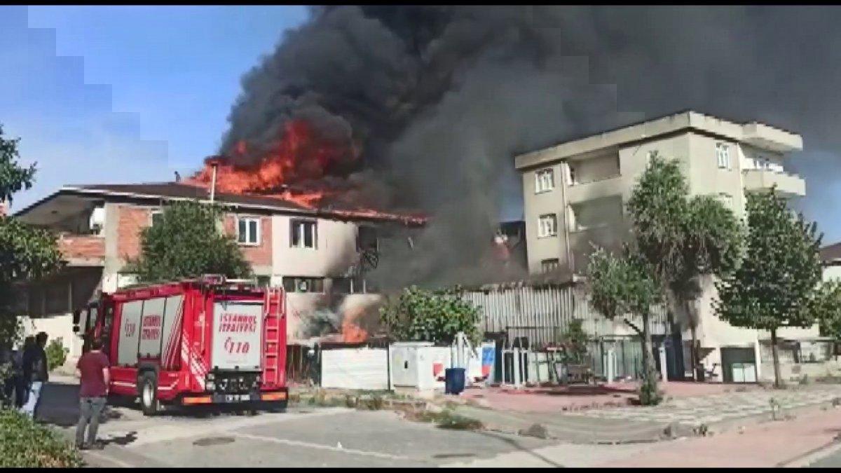Sultanbeyli’de mobilya imalathanesi alev alev yandı