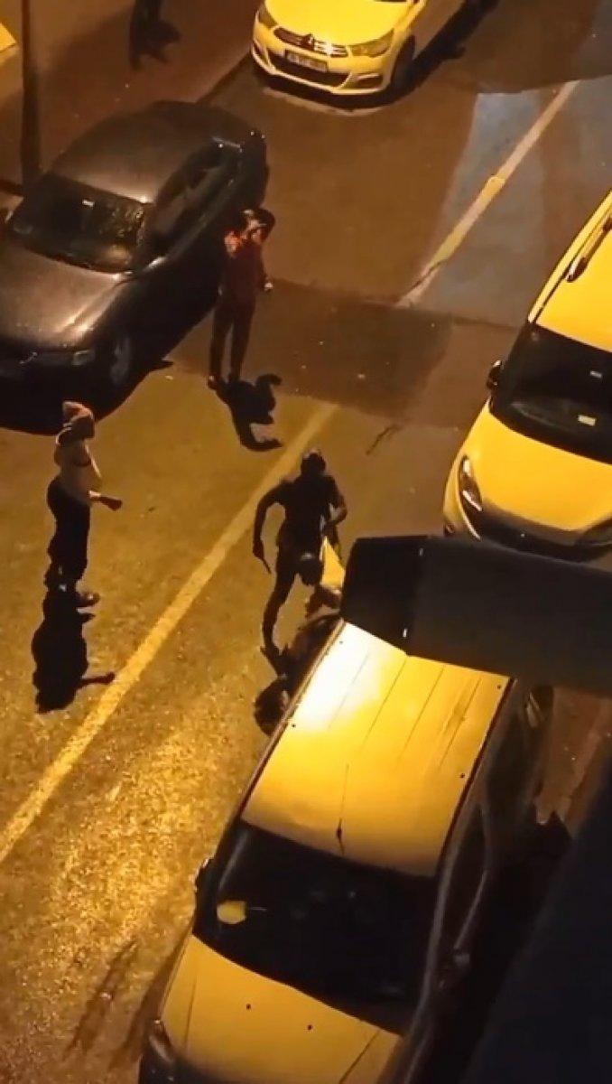 Sultangazi’de Afrikalılar arasındaki kavga kamerada