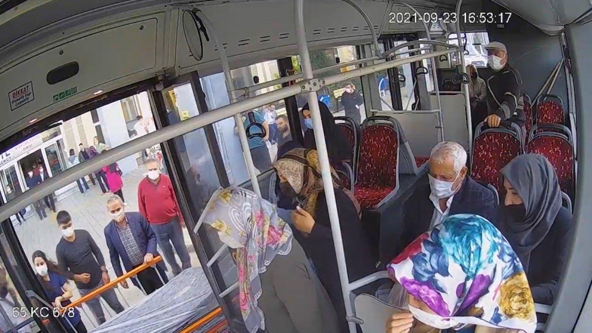 Van’da otobüs şoförü, fenalaşan yolcuyu hastaneye yetiştirdi