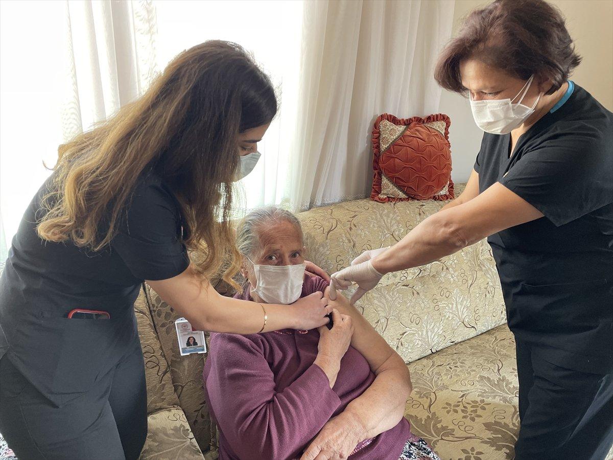 Maltepe’de, 65 yaş üzeri vatandaşlar evlerinde aşılandı