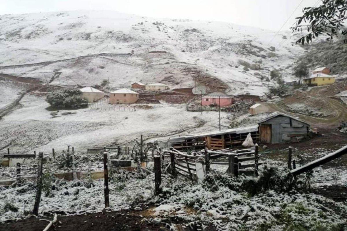 Gümüşhane'nin yüksek tepeleri beyaza büründü