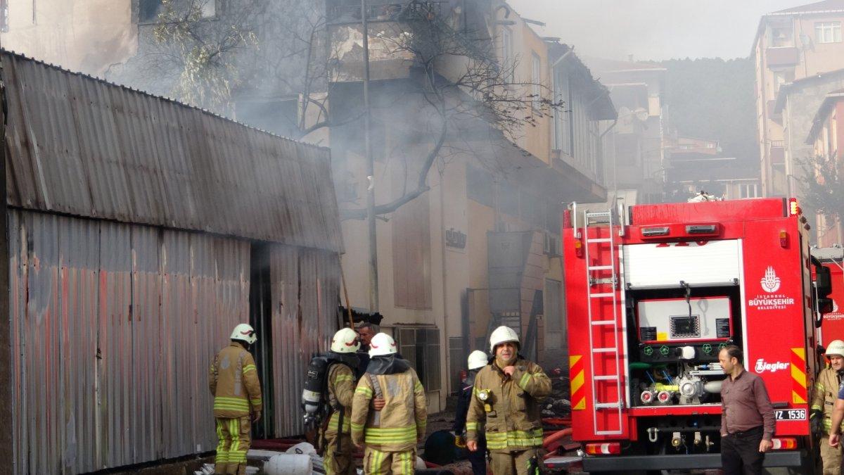 Sultanbeyli’de mobilya imalathanesi alev alev yandı