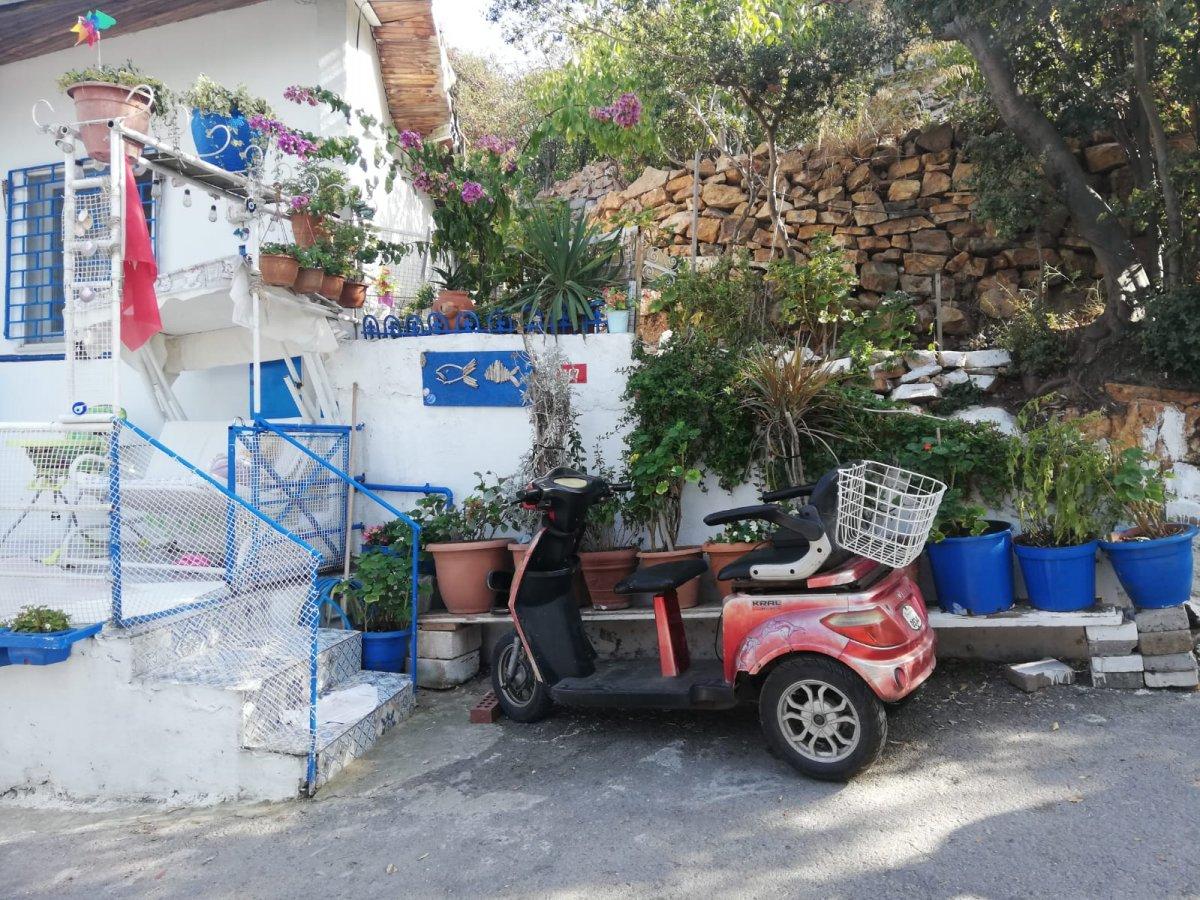 Adalar'da har kapı önünde nerede ise bir akülü araç var.