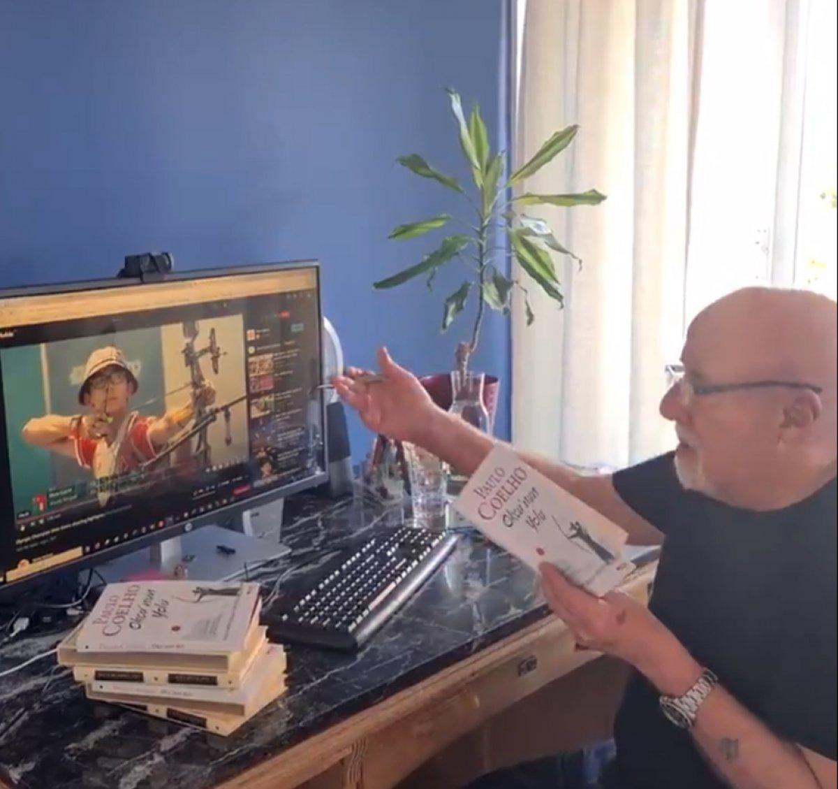 Paulo Coelho, 'Okçu'nun Yolu' adlı kitabını Mete Gazoz için imzaladı