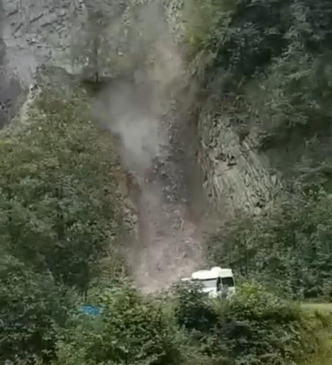 Rize'de yaşanan heyelanda araçlar son anda kurtuldu