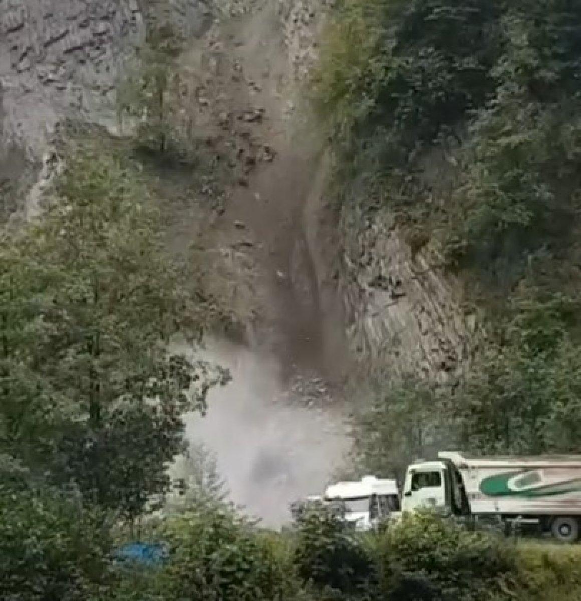 Rize'de yaşanan heyelanda araçlar son anda kurtuldu