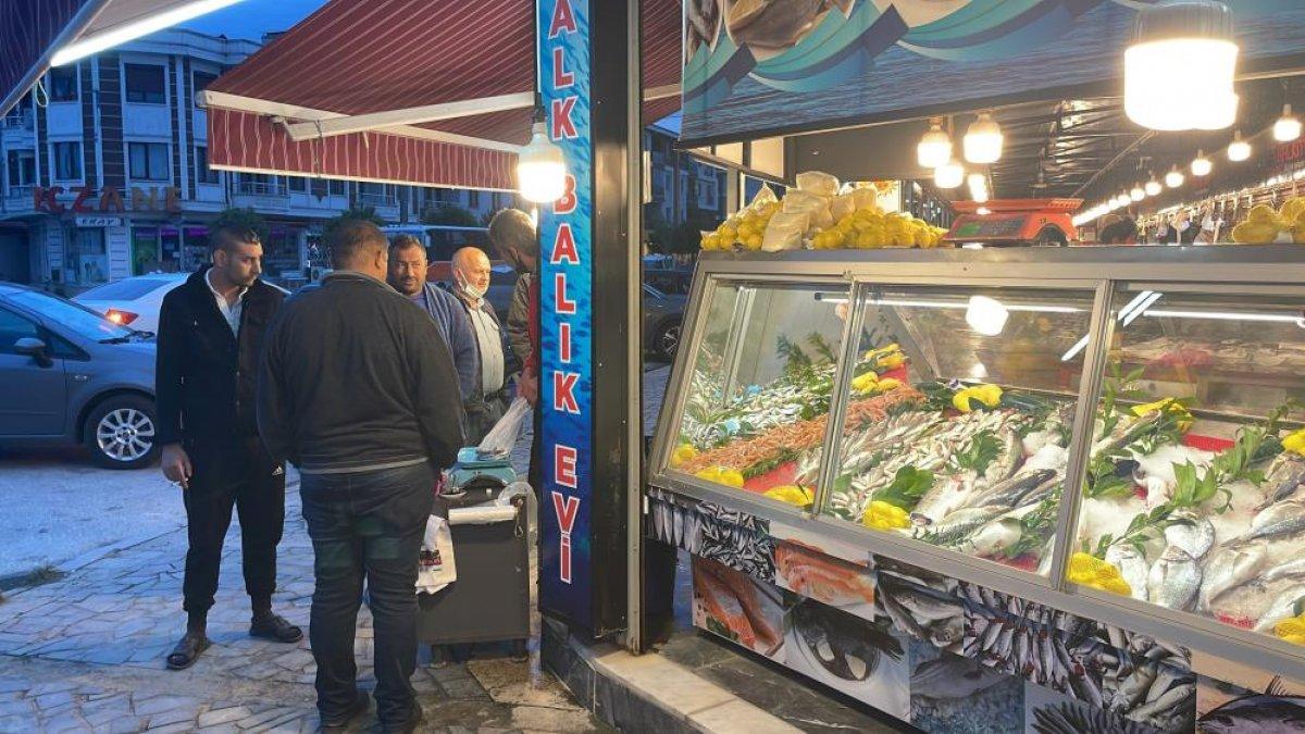 Düzce'de palamuttan yüzü gülmeyen balıkçılar hamsiyle güldü