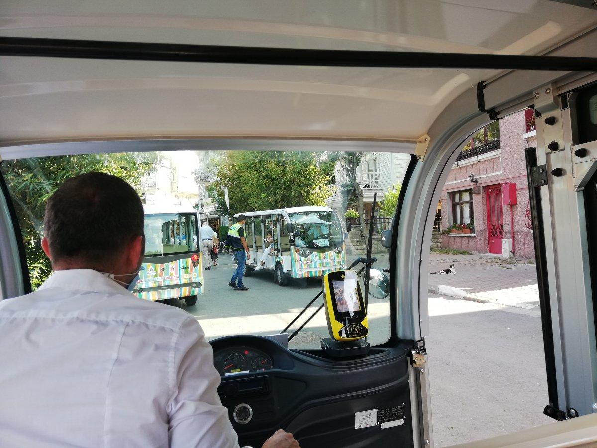 Adalar'da her kapı önünde nerede ise bir akülü araç var.