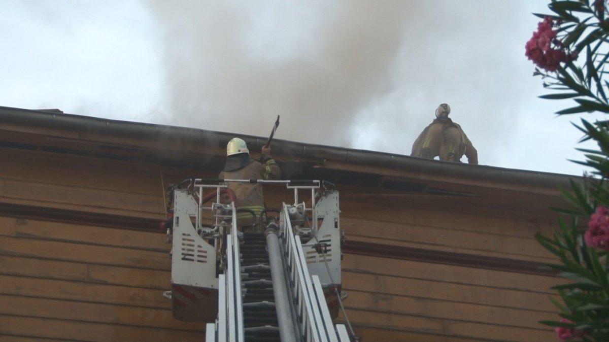Fatih’te 2 katlı ahşap otel binası, alevlere teslim oldu