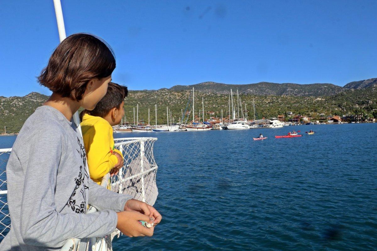 Kaleköy'de öğrenciler, okula 'mavi yolculukla' gidiyor