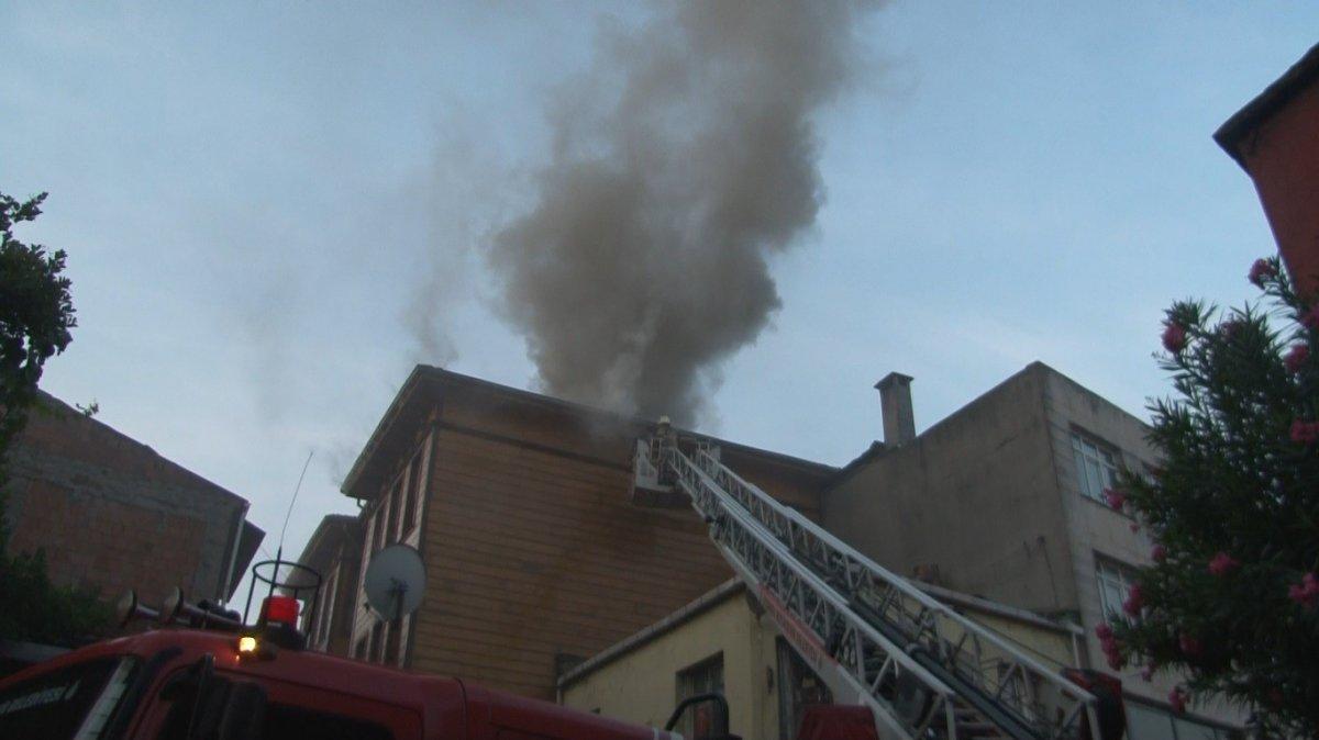 Fatih’te 2 katlı ahşap otel binası, alevlere teslim oldu