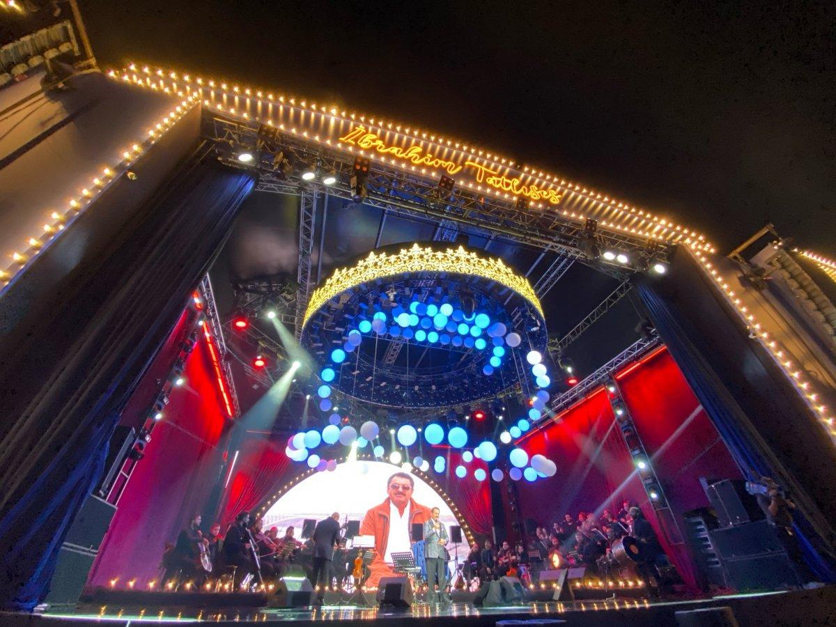 İbrahim Tatlıses, Kuruçeşme Açıkhava'da hayranlarını coşturdu