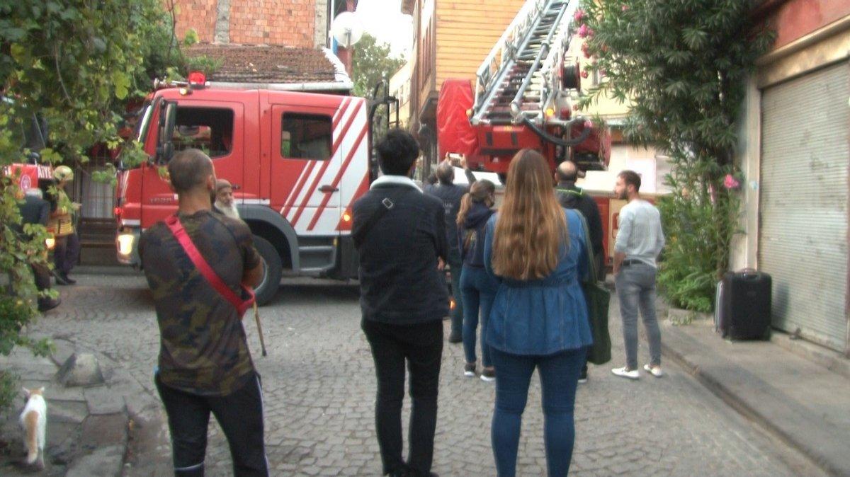 Fatih’te 2 katlı ahşap otel binası, alevlere teslim oldu