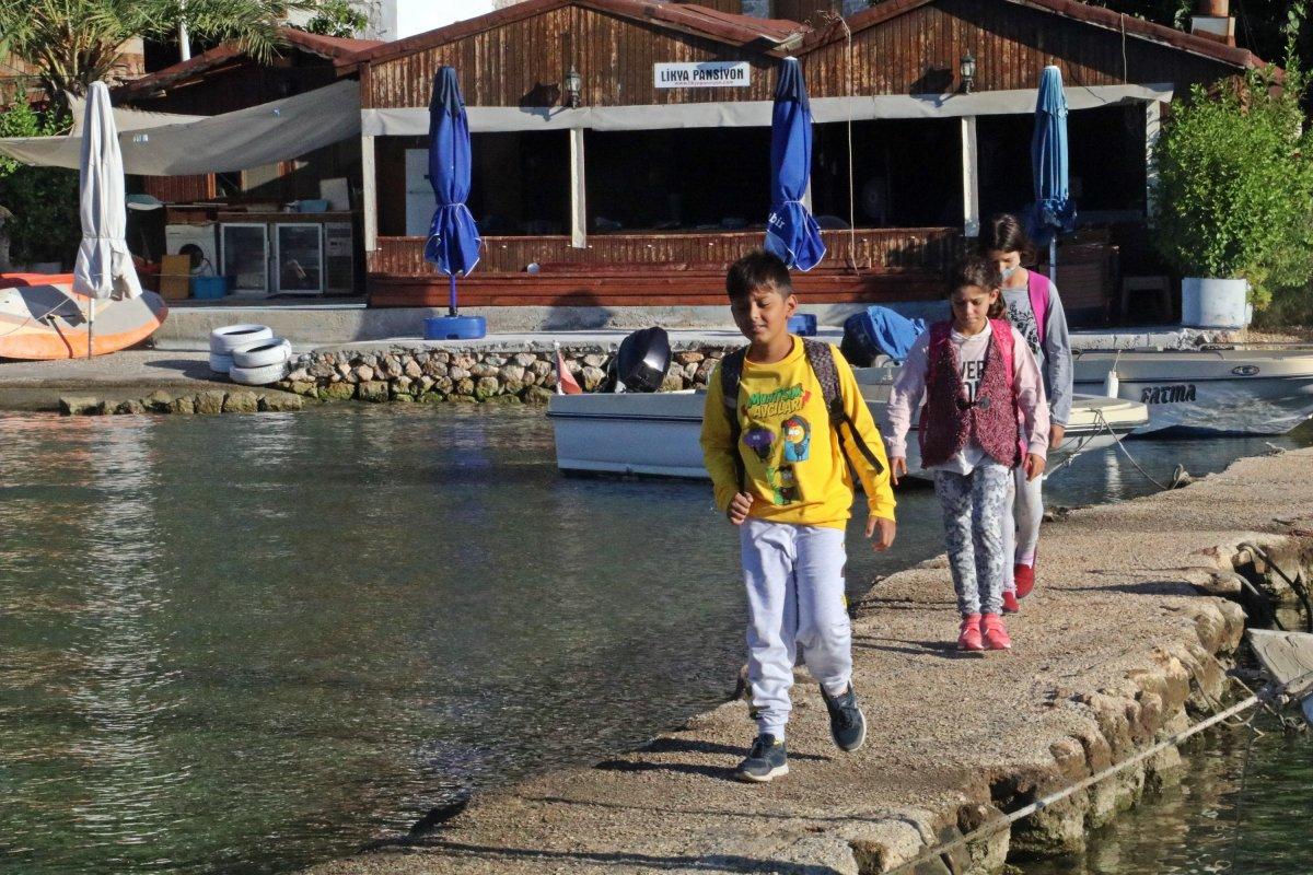 Kaleköy'de öğrenciler, okula 'mavi yolculukla' gidiyor